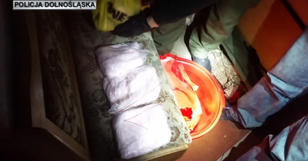 Policja przechwyciła 7 kg amfetaminy. Narkotyki ukryto w zamrażarce i na balkonie