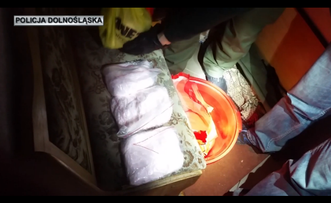 Policja przechwyciła 7 kg amfetaminy. Narkotyki ukryto w zamrażarce i na balkonie