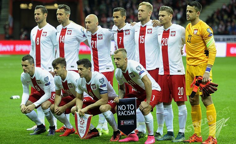 Bartosz Kapustka (nr 7) w meczu z Islandią