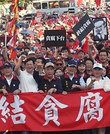 Wielotysięczna demonstracja przeciwko prezydentowi