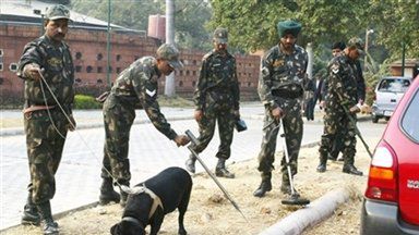 Żołnierze przed indyjskim parlamentem