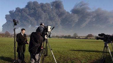 Przedstawiciele mediów przygotowują materiał o płonących składach paliwa