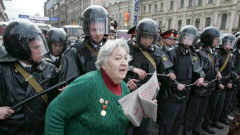 Demonstrantka przed kordonem policji