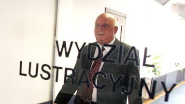 Józef Oleksy na korytarzu Sądu Lustracyjnego