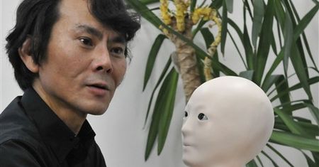 Przerażający robot-telefon