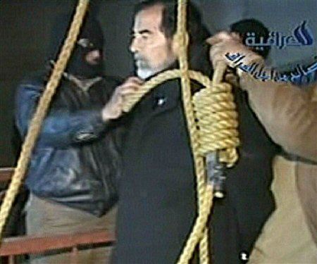 Saddam zawisł na szubienicy, świadkowie opisują egzekucję
