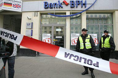 Po napadzie na bank w Warszawie - policja sporządza portrety bandytów