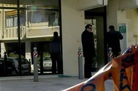 Niewielka eksplozja przed bankiem na peryferiach Aten