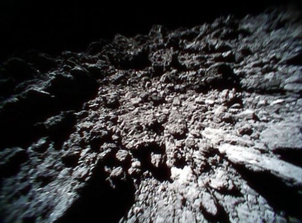 Nowe zdjęcia z powierzchni asteroidy Ryugu. Skalisty i surowy klimat z kosmosu