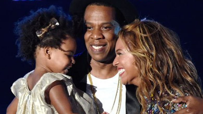 Beyonce, Jay-Z, Blue Ivy
Fotografia: screen z http://hollywoodlife.com/pics/jay-z-beyonce-pics/#!3/beyonce-jay-z-vma-2014-mtv-video-music-awards-2/, Kevin Mazur/MTV1415/WireImage