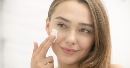 Obliczyli, ile kobiety spędzają rano przed lustrem