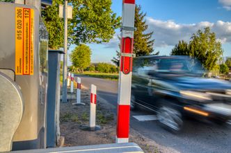 Kierowco zwolnij i poczekaj! Polskie Linie Kolejowe mówią "nie" brawurze i bezmyślności