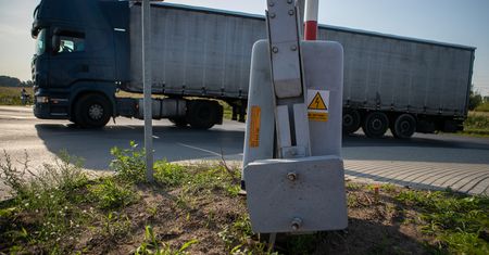 Szlaban na ryzyko! Na przejazdach kolejowo-drogowych nie ma „późnego żółtego światła”
