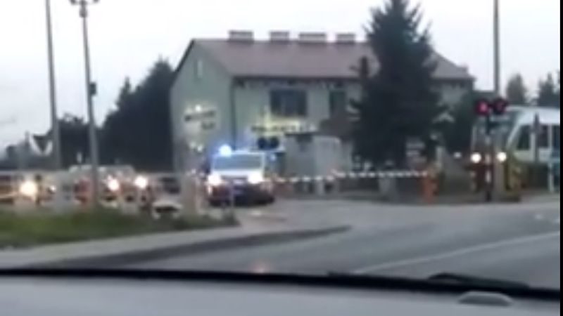 Karetka utknęła na przejeździe w Miłocinie