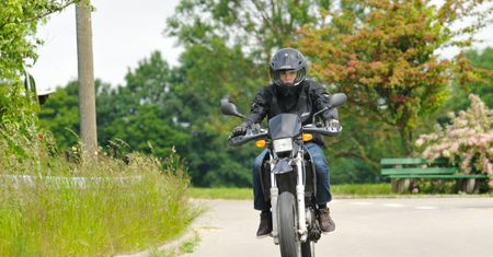 Motocyklista jechał 116 km/h, piesi musieli przed nim uciekać. Złapała go policja