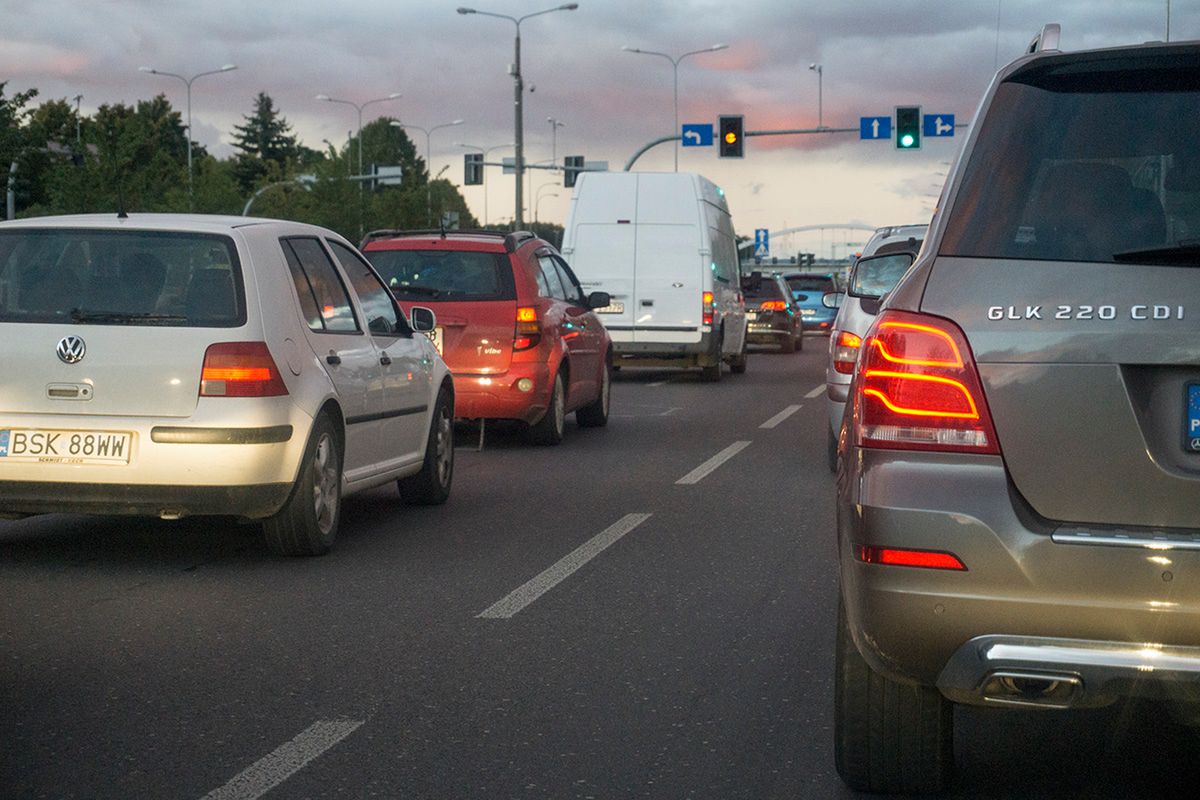 Wysadzanie rodziny pod bramą od cmentarza