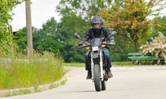 Wypadek ma Mazowszu. Motocyklista zderzył się z samochodem, jedna osoba ranna
