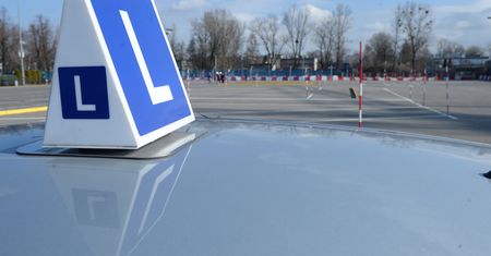 Trzy egzaminy na prawo jazdy jednego dnia – przepisy tego nie zabraniają