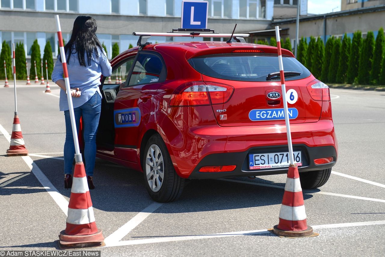 Kobieta oblała egzamin na prawo jazdy. Poszła do sądu i wygrała