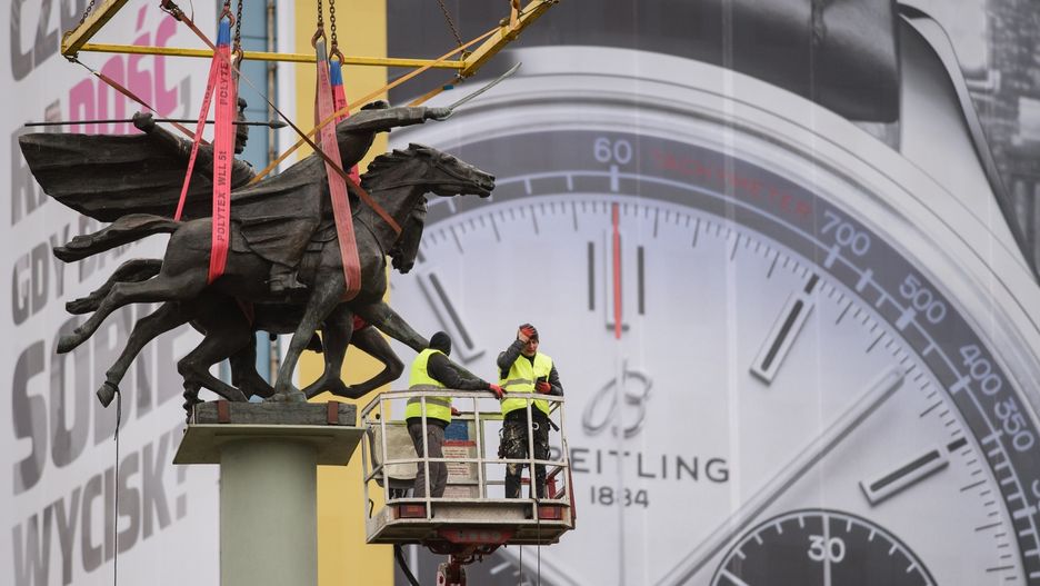 Do obrócenia pomnika wykorzystano potężny dźwig oraz dwa podnośniki koszowe