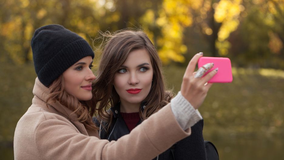 Odpowiednie kosmetyki pomogą nam wyglądać naturalnie i ładnie na selfie