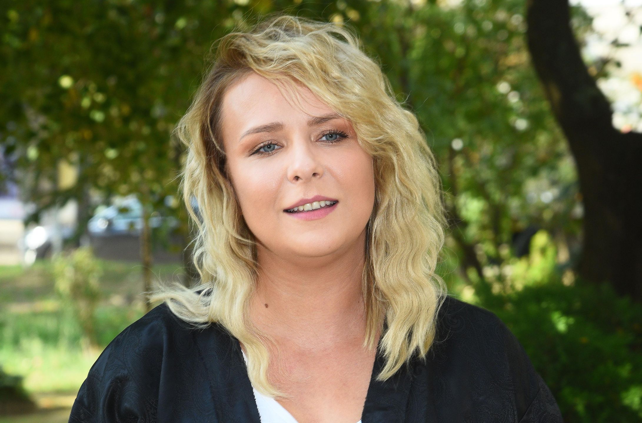 Aneta Zając w dłuższych włosach i mocnym makijażu wygląda jak inna osoba