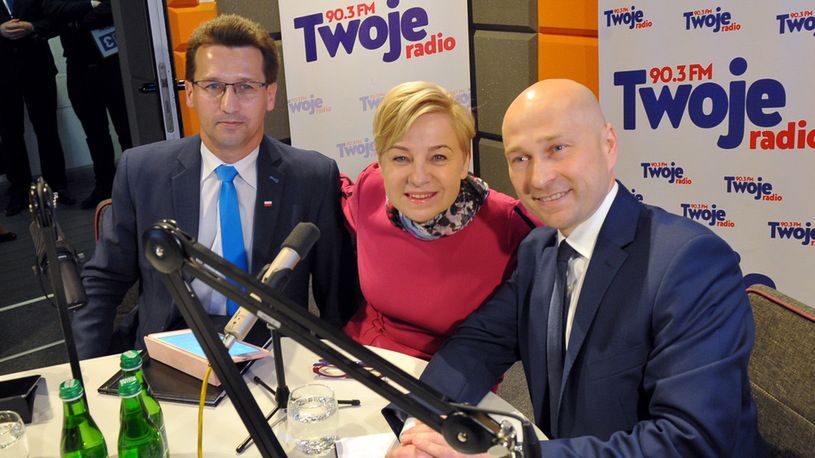 Kandydaci na prezydenta Stargardu podczas debaty radiowej. Rafał Zając pierwszy z prawej