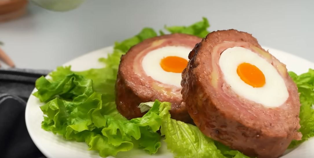 Rolada z jajkiem - Pyszności; Foto: kadr z materiału na kanale YouTube Cookrate - Meat Recipes
