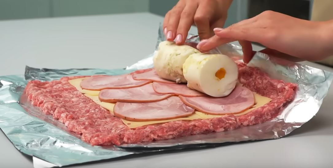 Przygotowanie rolady - Pyszności; Foto: kadr z materiału na kanale YouTube Cookrate - Meat Recipes