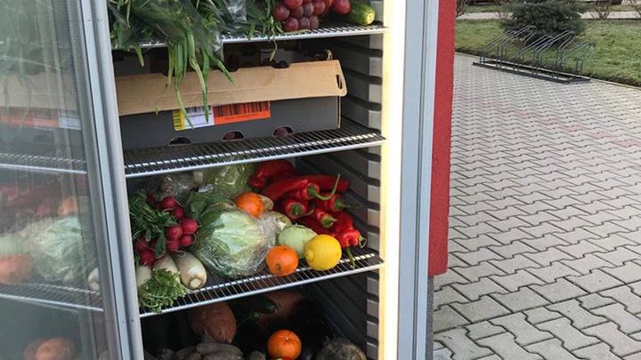 Koronawirus. Wrocław. Lodówka społeczna w centrum miasta