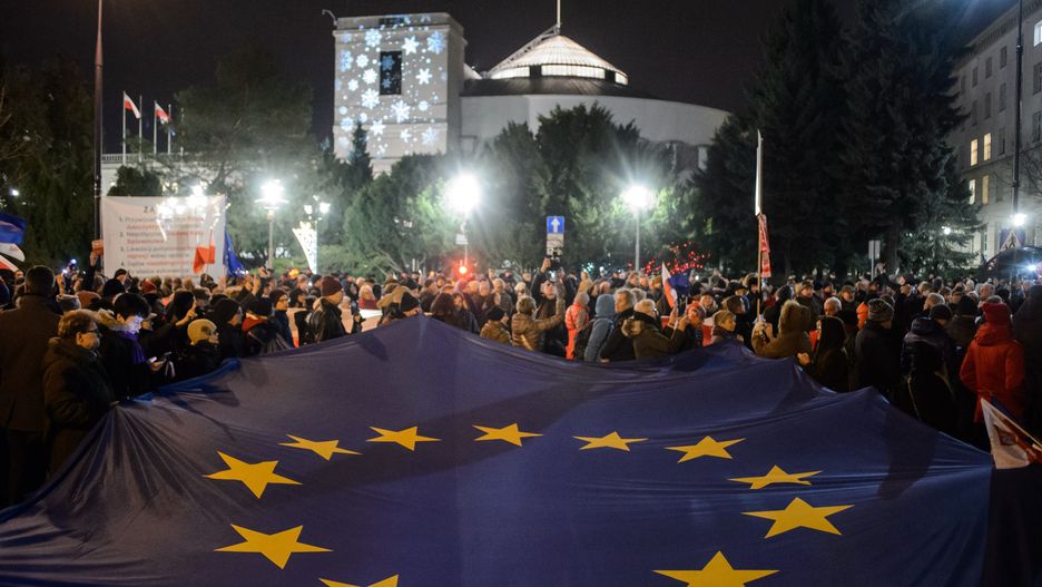 Urzestnicy protestów przeciwko ustawie dyscyplinującej sędziów odwoływali się do zasad praworządności UE.