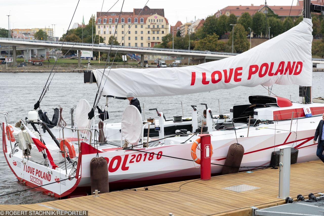 Jacht "I love Poland" z problemami. Złamany maszt, uszkodzona burta