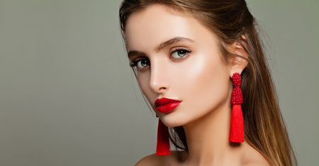 Jak wykonać makijaż rozświetlający? Instrukcja krok po kroku