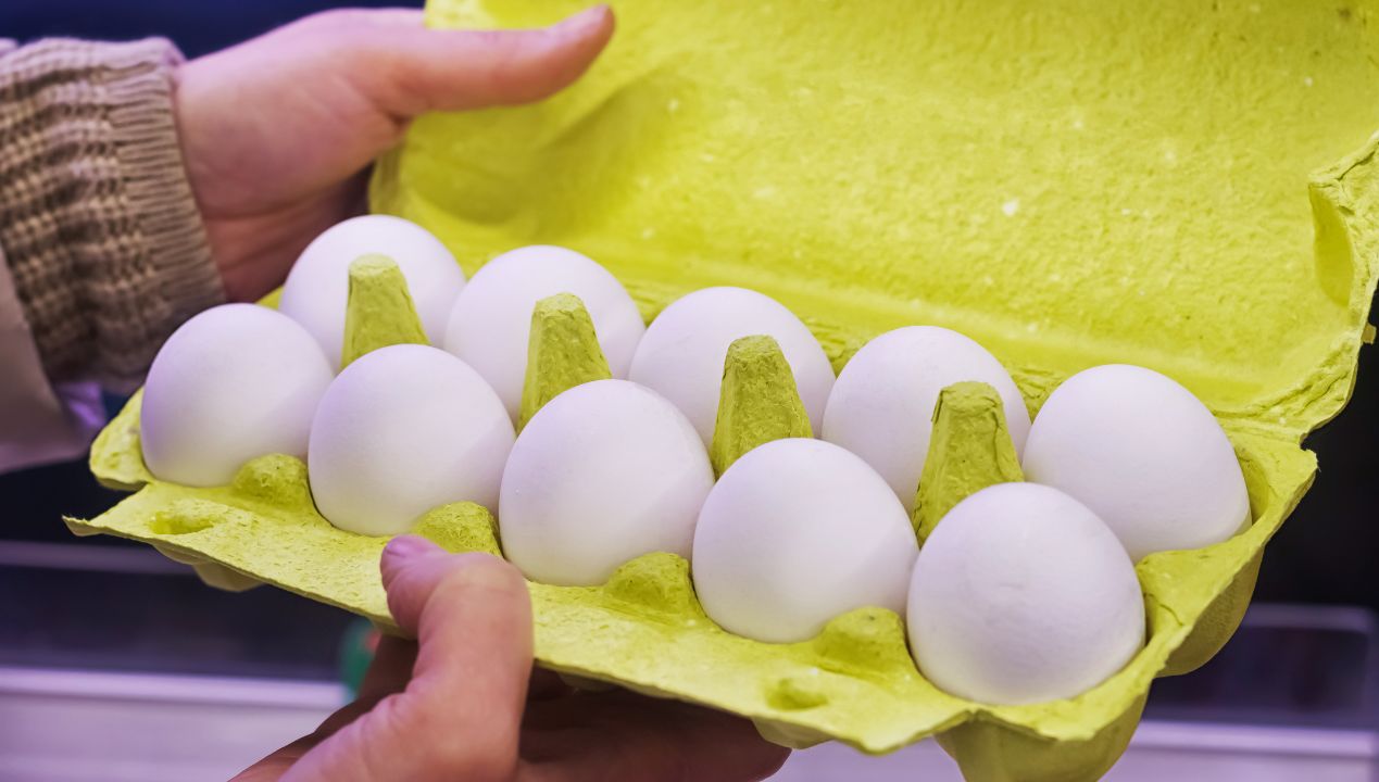 Kasjer nie sprawdza, czy jajka są całe. Otwiera pudełko z innego powodu