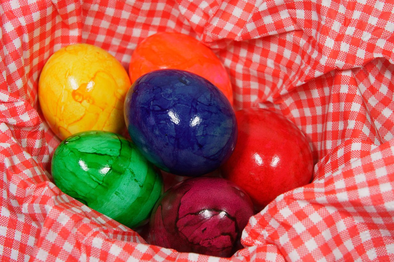 Farbowanie jajek jest świetną formą zabawy dla dorosłych i dzieci.