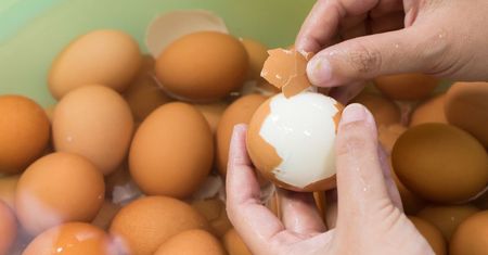 Jak szybko obrać jajko? Ten sposób pozwala zaoszczędzić czas i nerwy