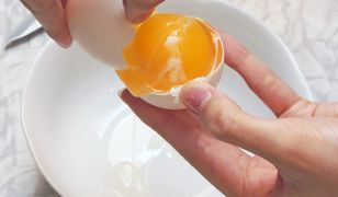 Jak błyskawicznie ugotować jajko w koszulce? Wykorzystaj mikrofalówkę