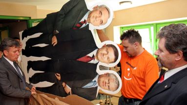 Działacze Partii Demokratycznej pakują stojak reklamowy z wizerunkiem liderów partii