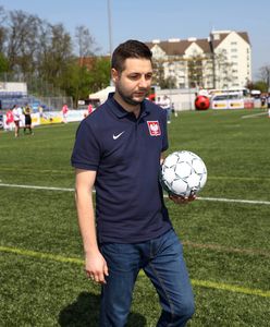 Mamy listę zakupów dla Patryka Jakiego. Prezes Kotwicy Kołobrzeg: Tyczki, piłki, pachołki...