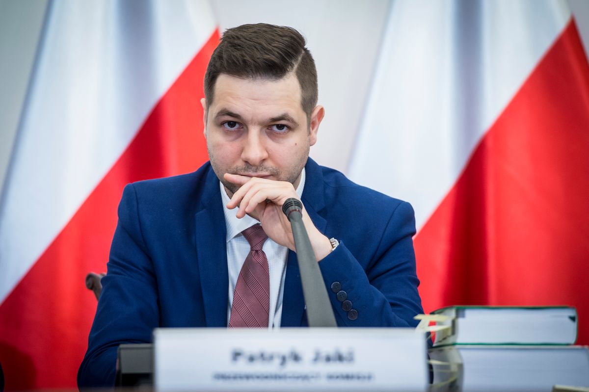Nowe parkingi i lepsza komunikacja miejska. Patryk Jaki nie widzi tu sprzeczności