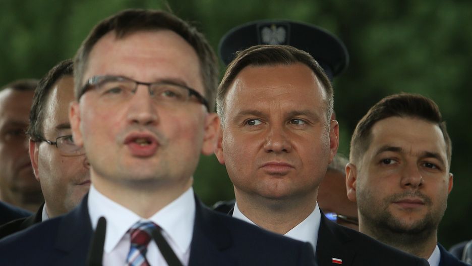 Minister sprawiedliwości Zbigniew Ziobro, prezydent Andrzej Duda i wiceminister sprawiedliwości Patryk Jaki.