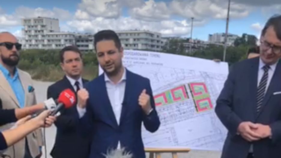 Patryk Jaki podczas prezentacji planów budowy tanich mieszkań na Odolanach.