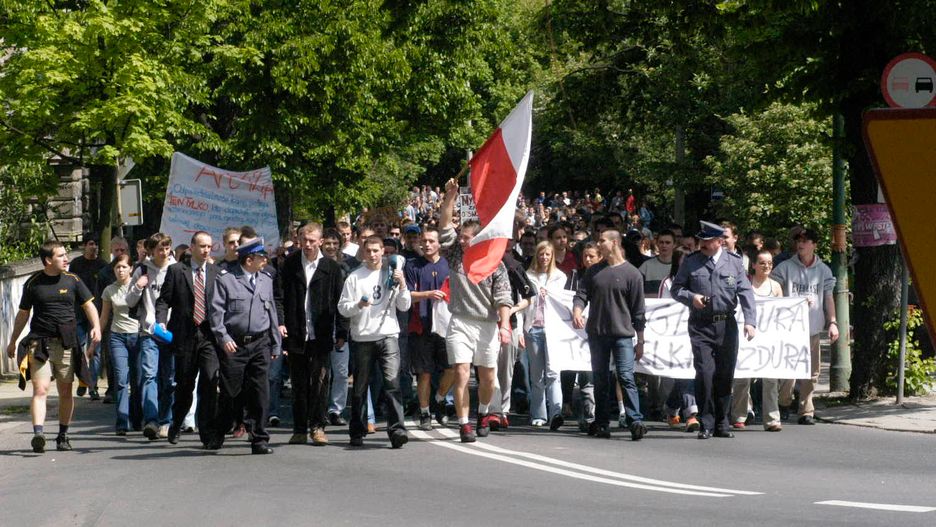 Młody Patryk Jaki na demonstracji