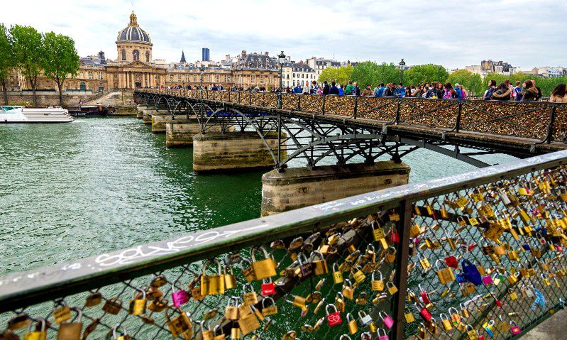 Paryż - "most zakochanych" zamknięty
