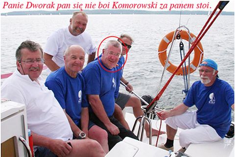 Jeden z memów na temat rejsu Bronisława Komorowskiego z Janem Dworakiem. Pochodzi ze strony Radia Wnet. 