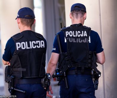 Policjanci nie mogą wkładać rąk do spodni. Komendant główny zabronił