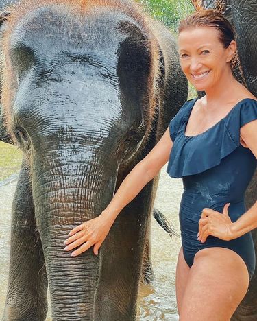 Jane Seymour w Tajlandii. Pozuje ze słoniami