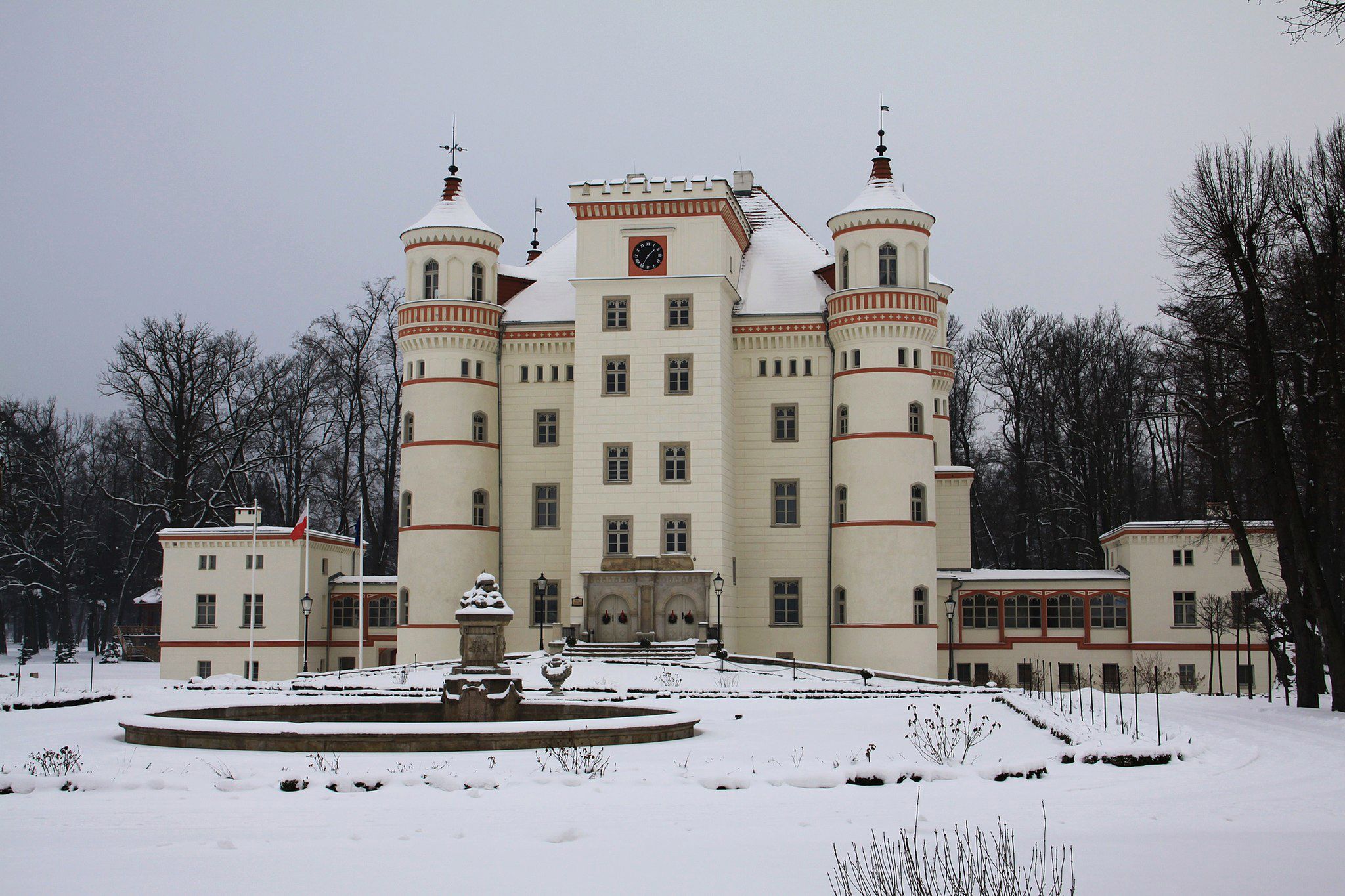Pałac w Wojanowie w zimowej scenerii 