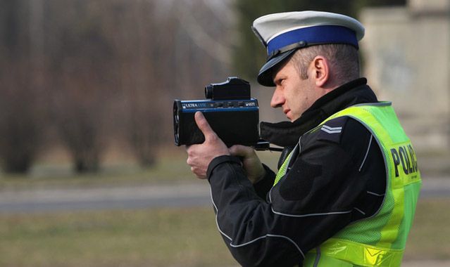 Policja odbiera prawka, ale kierowcy jeżdżą szybciej