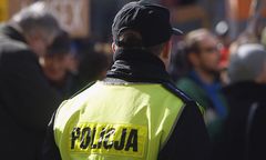 Fałszywy policjant kazał kobiecie wypłacić pieniądze z banku. "Czekał w taksówce"
